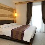 Garden Hotel 3*